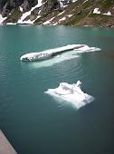 16 Piccoli Iceberg alla deriva nel lago